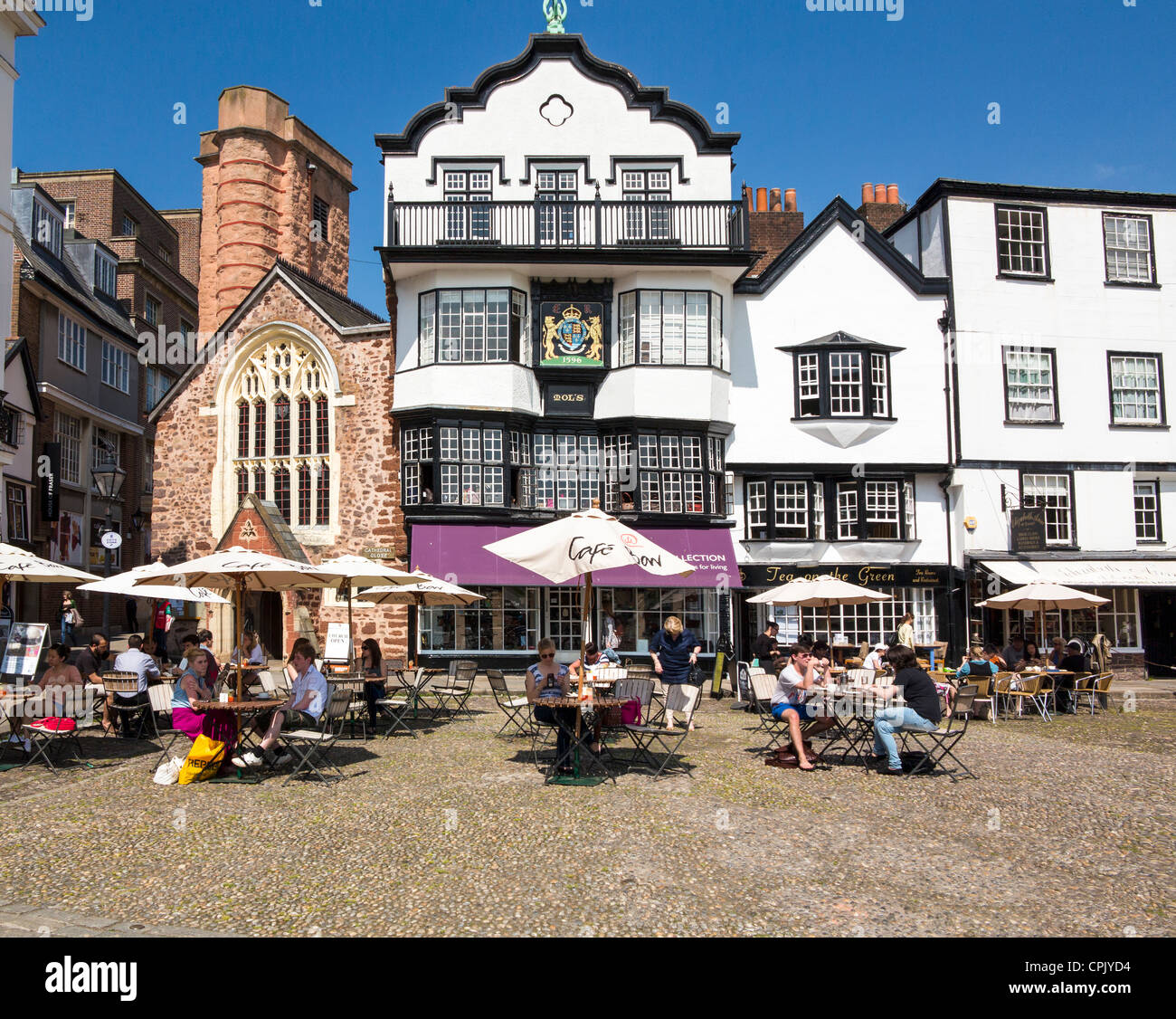 Exeter Cathedral Yard mostra Mol's Coffee House e outdoor cafe posti a sedere Foto Stock