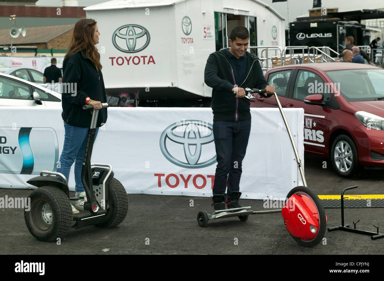 Due tipi di eco-friendly, elettrico personal transporter dispositivi (Segway X2 e l'Easy Glider) ha dimostrato a ecovelocity Foto Stock