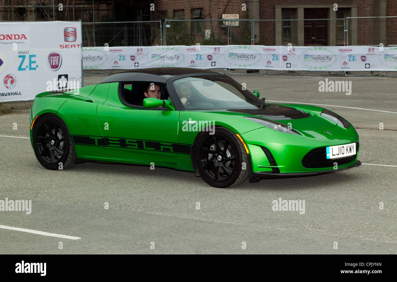 Tesla Roadster, un'auto sportiva elettrica ad alte prestazioni, dimostrata sul circuito di prova a ecovelocità 2011 Foto Stock