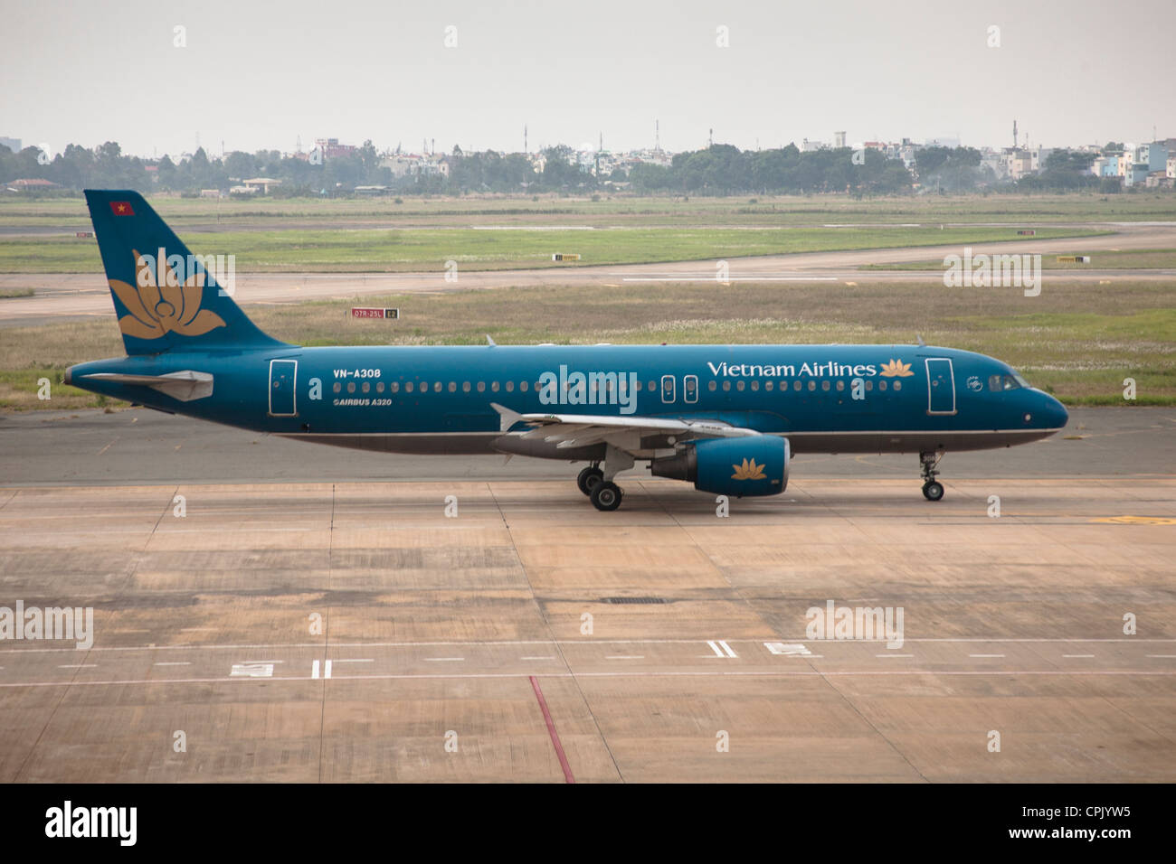 Vietnam Airlines aeromobili all'aeroporto internazionale Tan Son Nhat di Ho Chi Minh City (Saigon), Vietnam Foto Stock