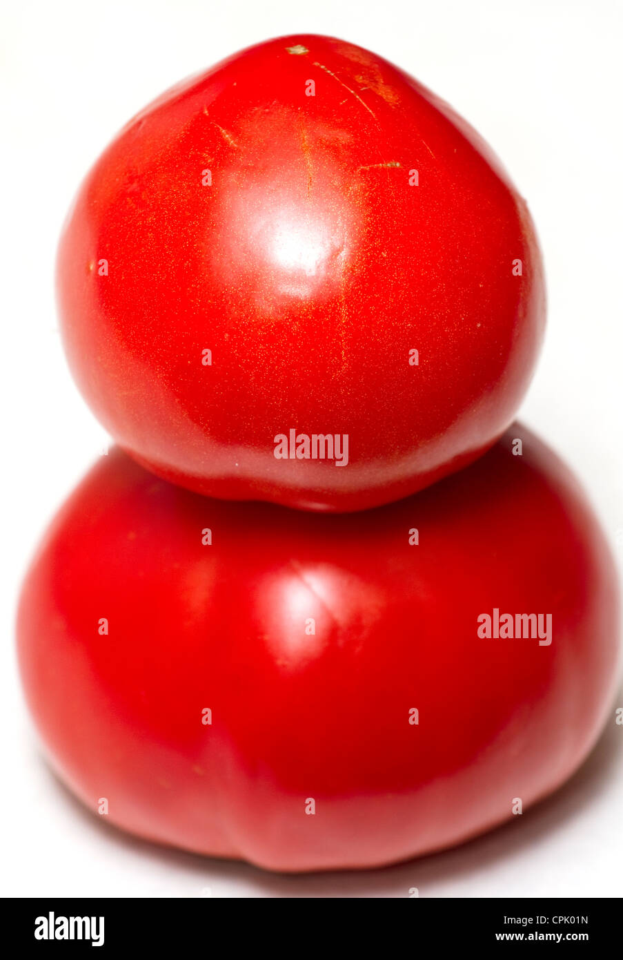 Il pomodoro isolato su sfondi bianchi impilati Foto Stock