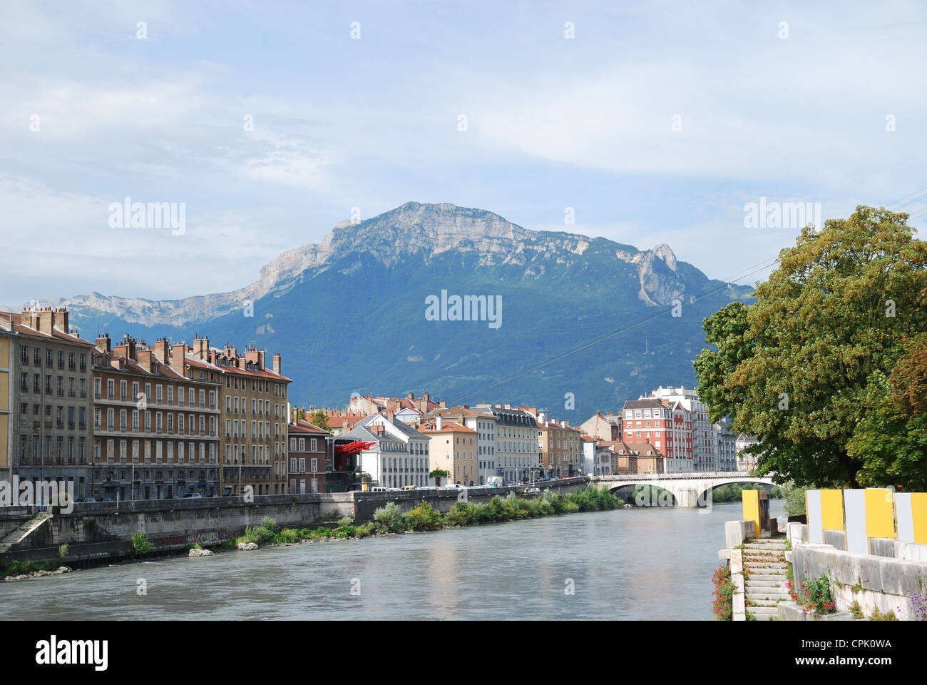 Vista di Grenoble con il grande fiume Isere. Foto Stock