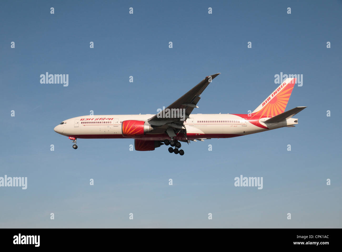 La Air India Boeing 777-237/LR (VT-ALD) attorno alla terra all'aeroporto di Heathrow di Londra, Regno Unito. Feb 2012 Foto Stock