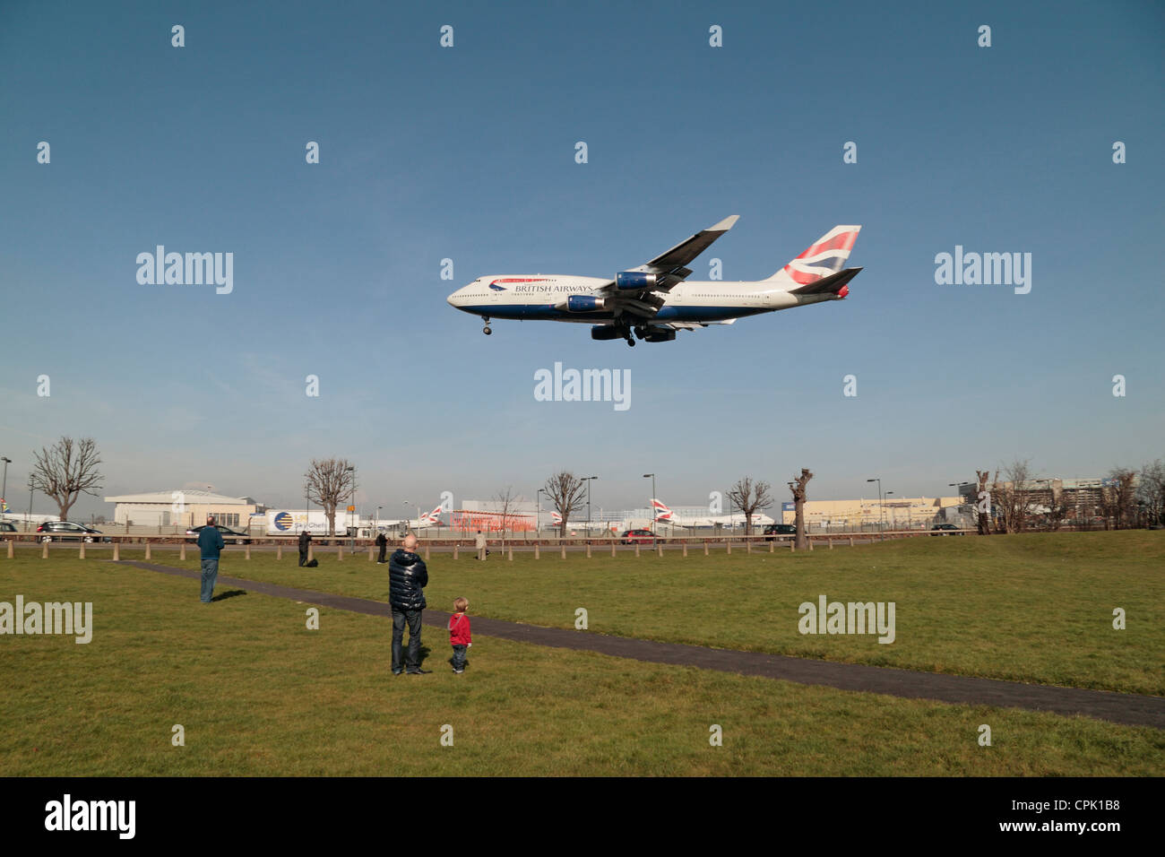 La British Airways Boeing 747-436 (G-CIVV) attorno alla terra all'aeroporto di Heathrow di Londra, Regno Unito. Feb 2012 Foto Stock