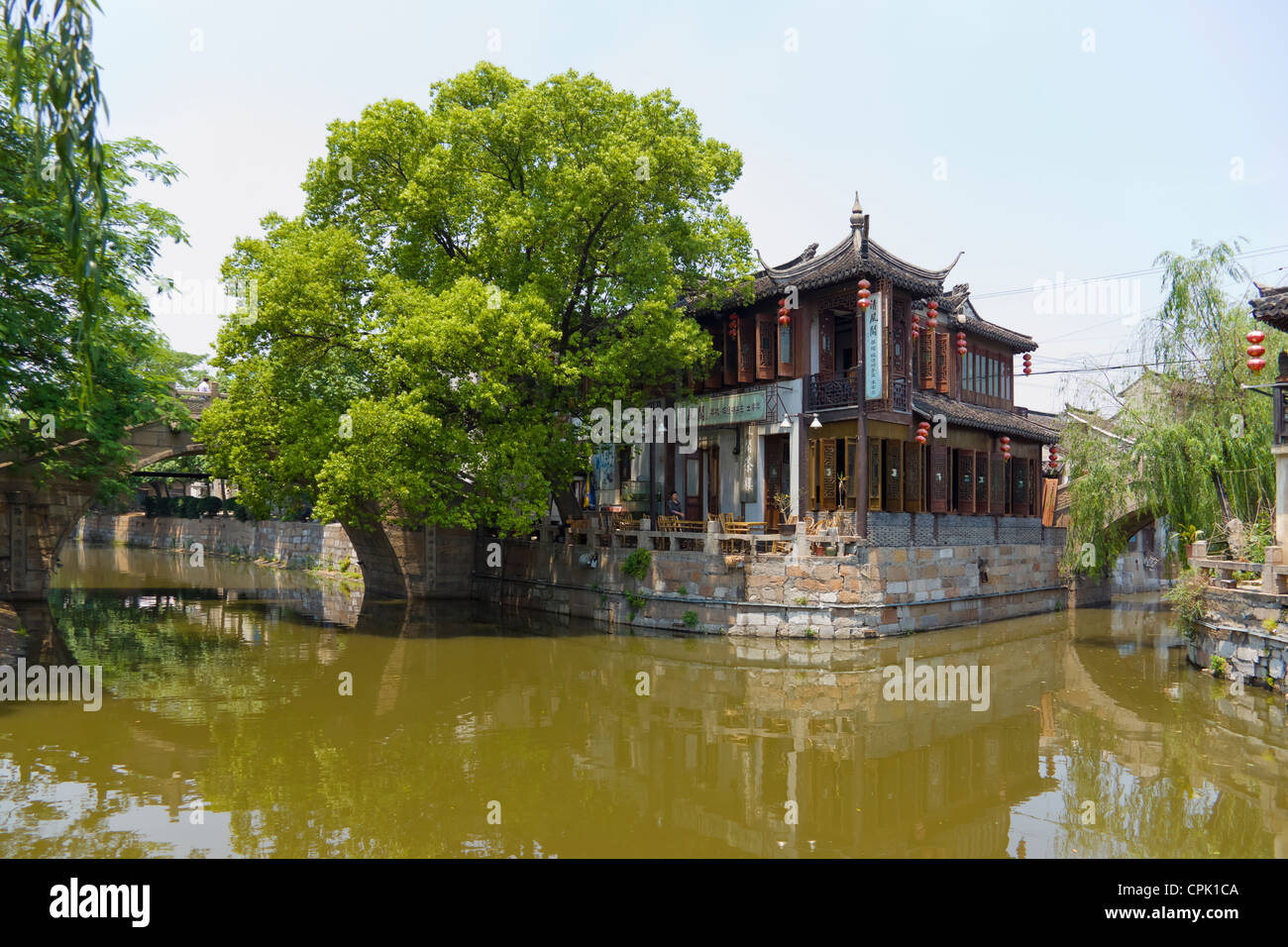 Case tradizionali lungo il Canal Grande in watertown, Fengjing, Shanghai, Cina Foto Stock