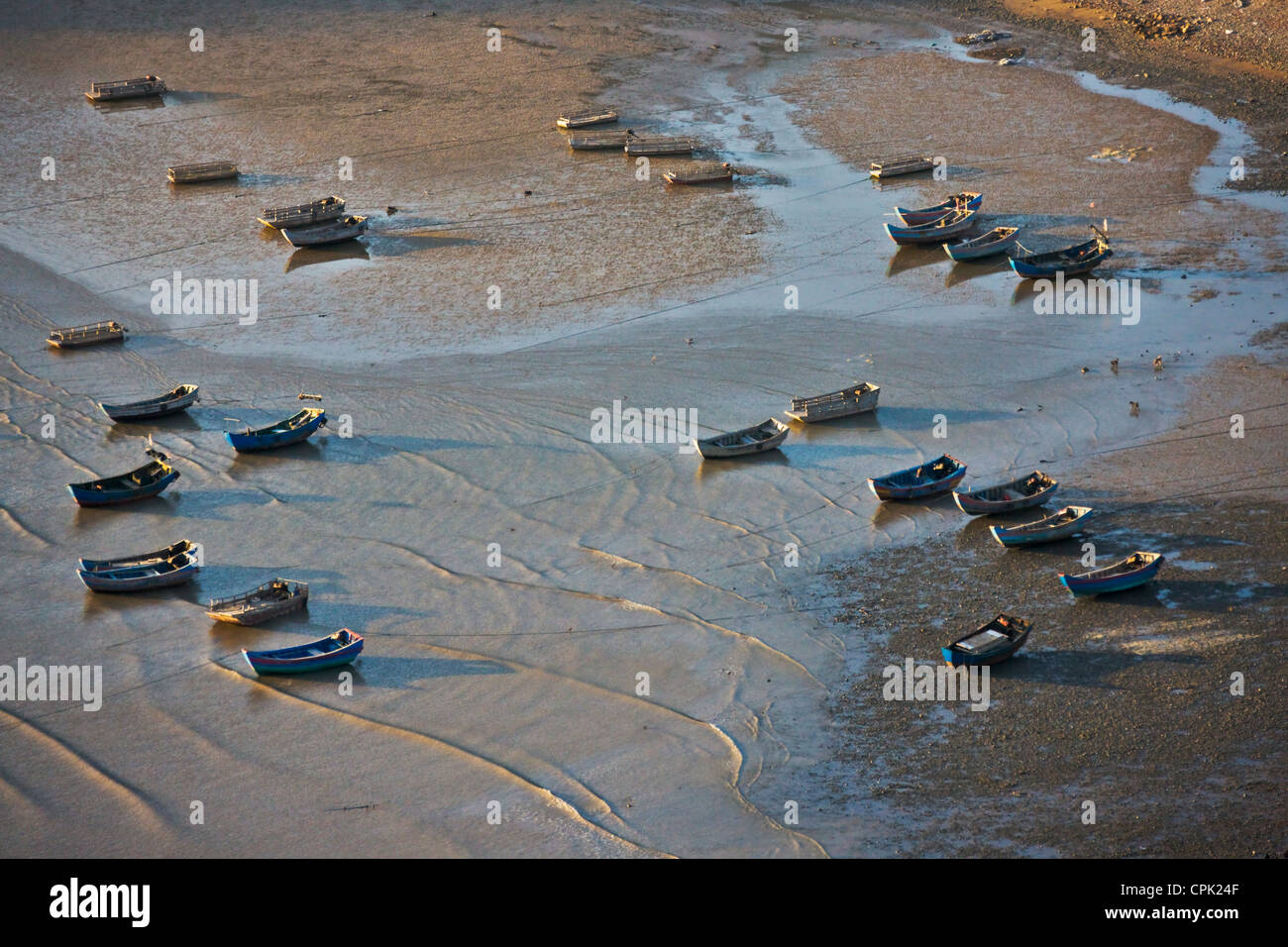 Barche di pescatori sulla spiaggia di fangoso, il Mar della Cina orientale, Xiapu, Fujian, Cina Foto Stock