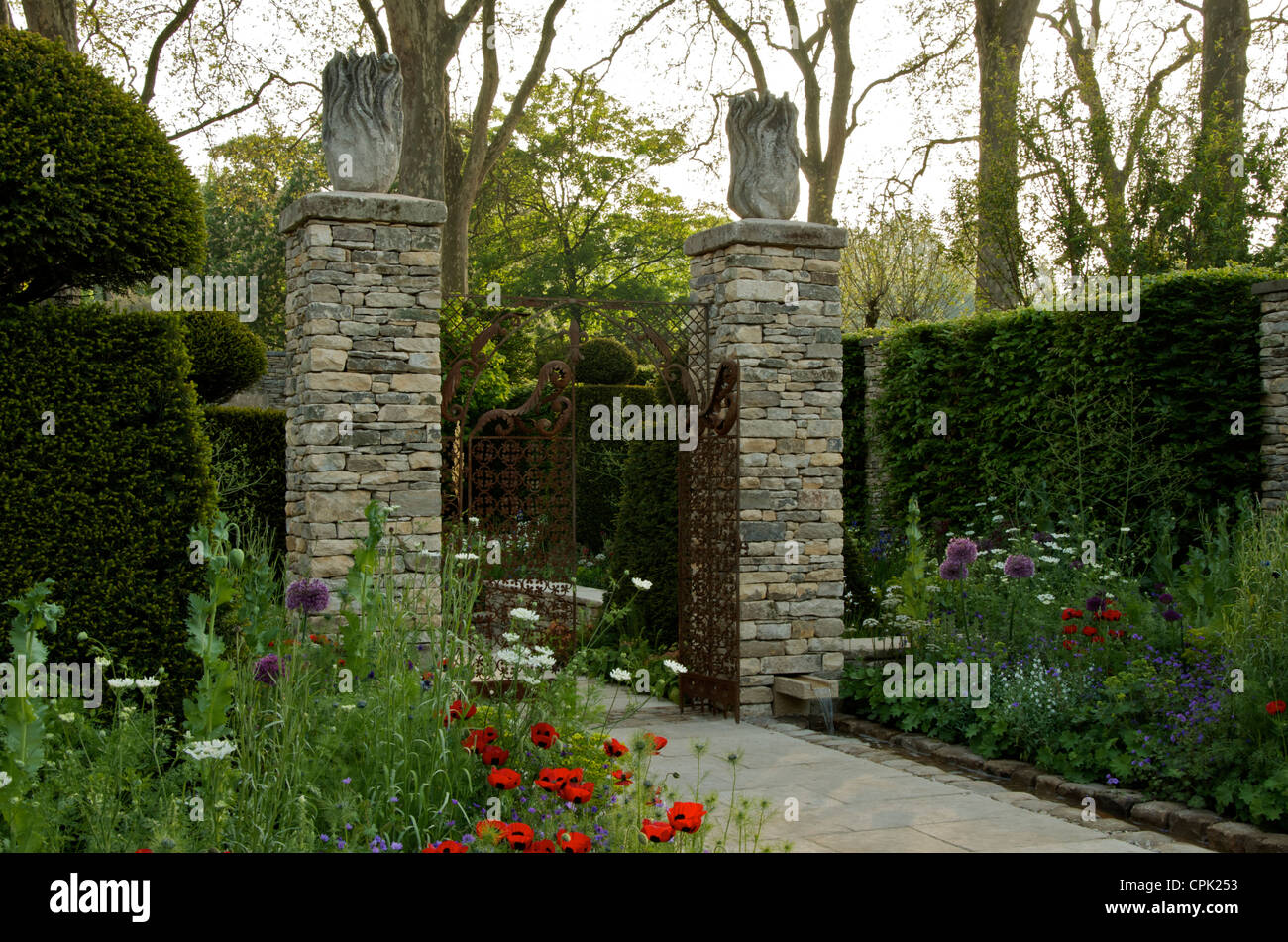 RHS Chelsea Flower Show 2012 Il Brewin Dolphin giardino disegnato da Cleve West e premiato Best in Show, vista di cancelli anteriore e la semina. Foto Stock