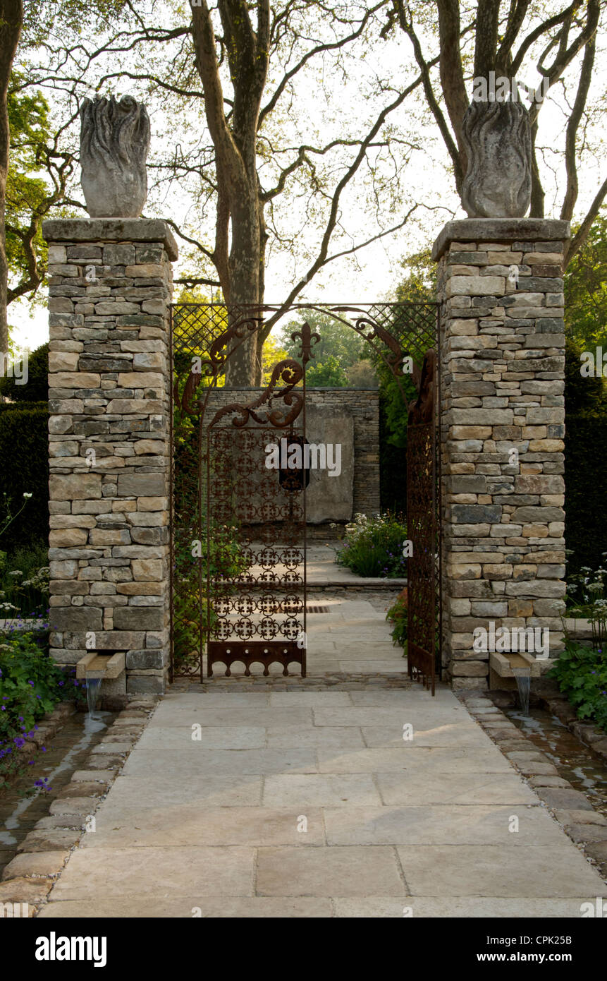 RHS Chelsea Flower Show 2012 Il Brewin Dolphin giardino disegnato da Cleve West, vista del percorso principale di metà cancelli aperti. Foto Stock