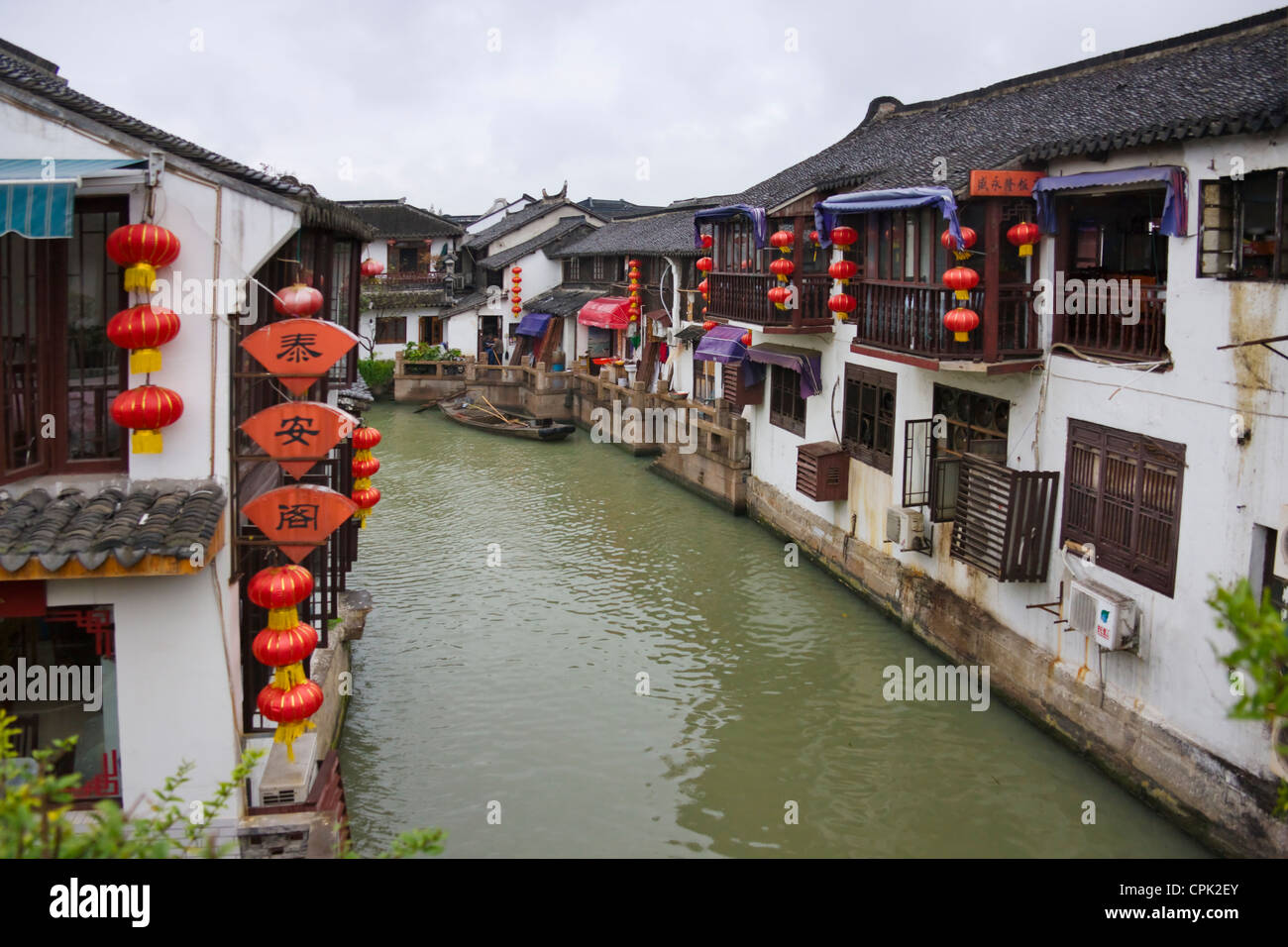 Case tradizionali sul Grand Canal, Zhujiajiao, nei pressi di Shanghai, Cina Foto Stock