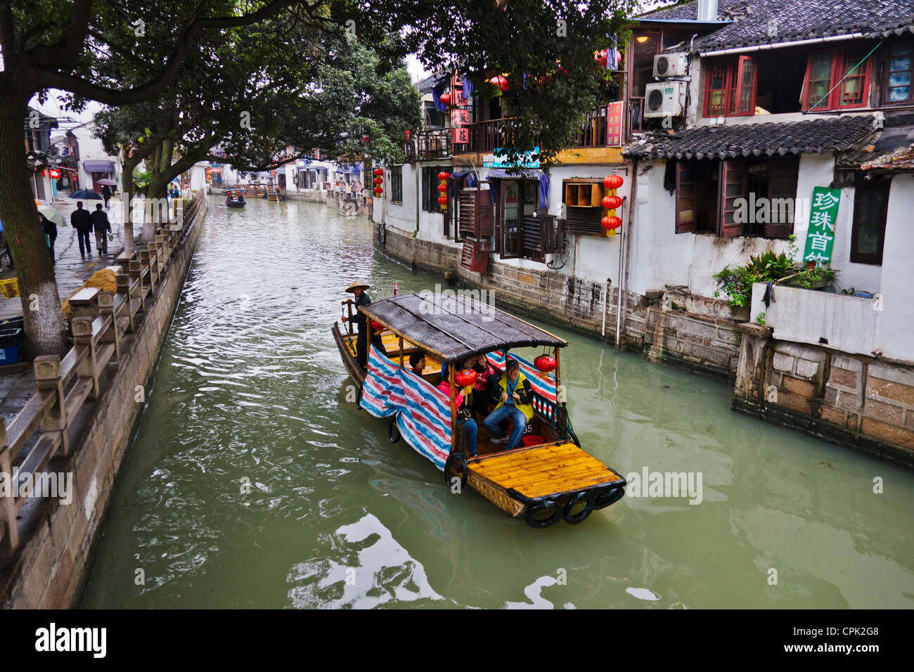 Case tradizionali e barca sul Canal Grande, Zhujiajiao, nei pressi di Shanghai, Cina Foto Stock