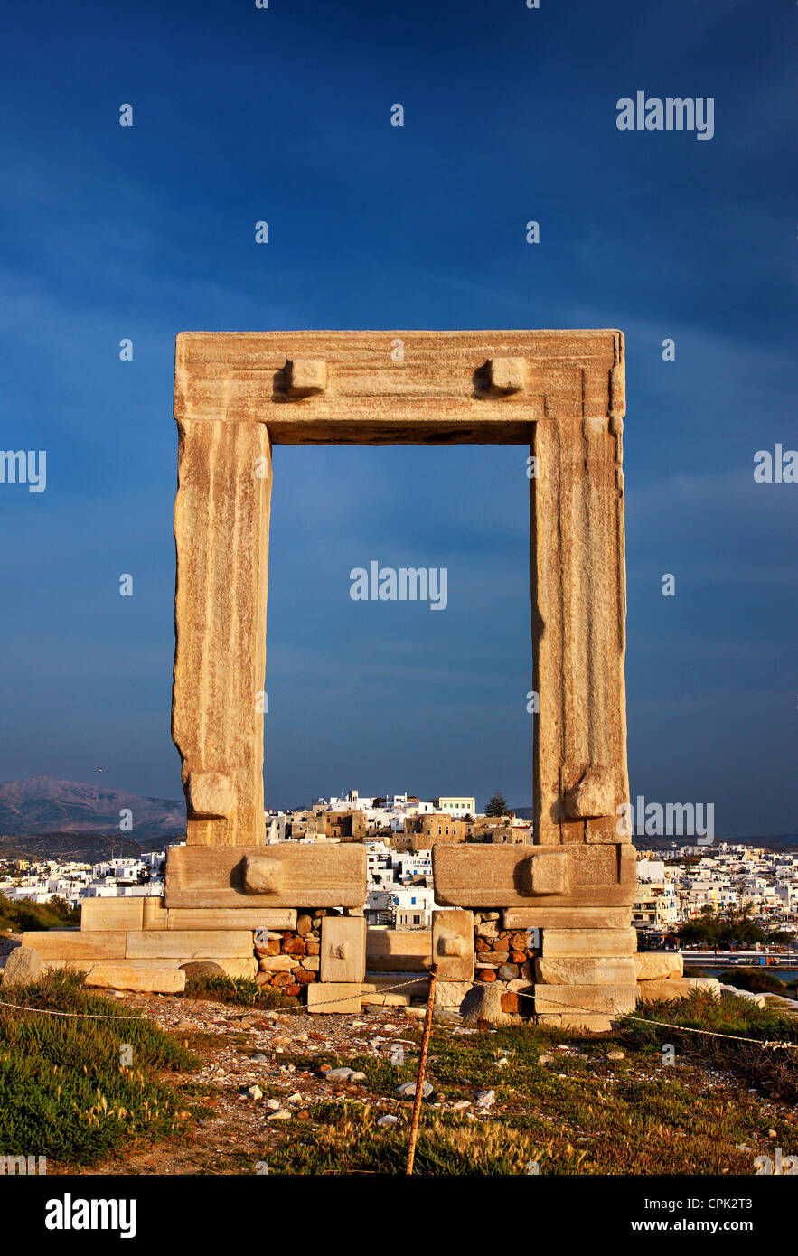 Il Portara (Tempio di Apollo) e Chora ("capitale" dell'isola di Naxos in background. Cicladi Grecia Foto Stock