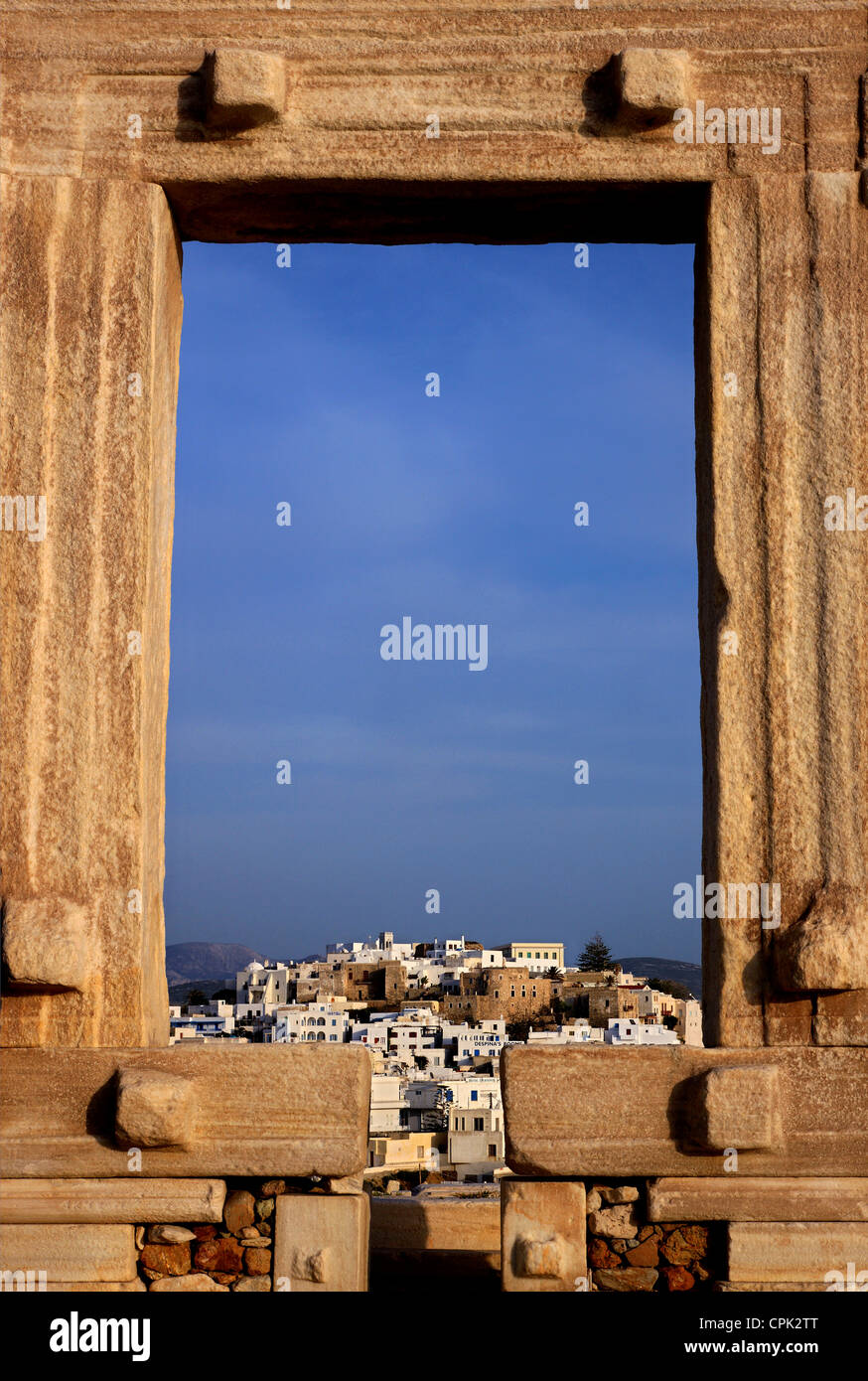 Il Portara (Tempio di Apollo) e Chora ("capitale" dell'isola di Naxos in background. Cicladi Grecia Foto Stock