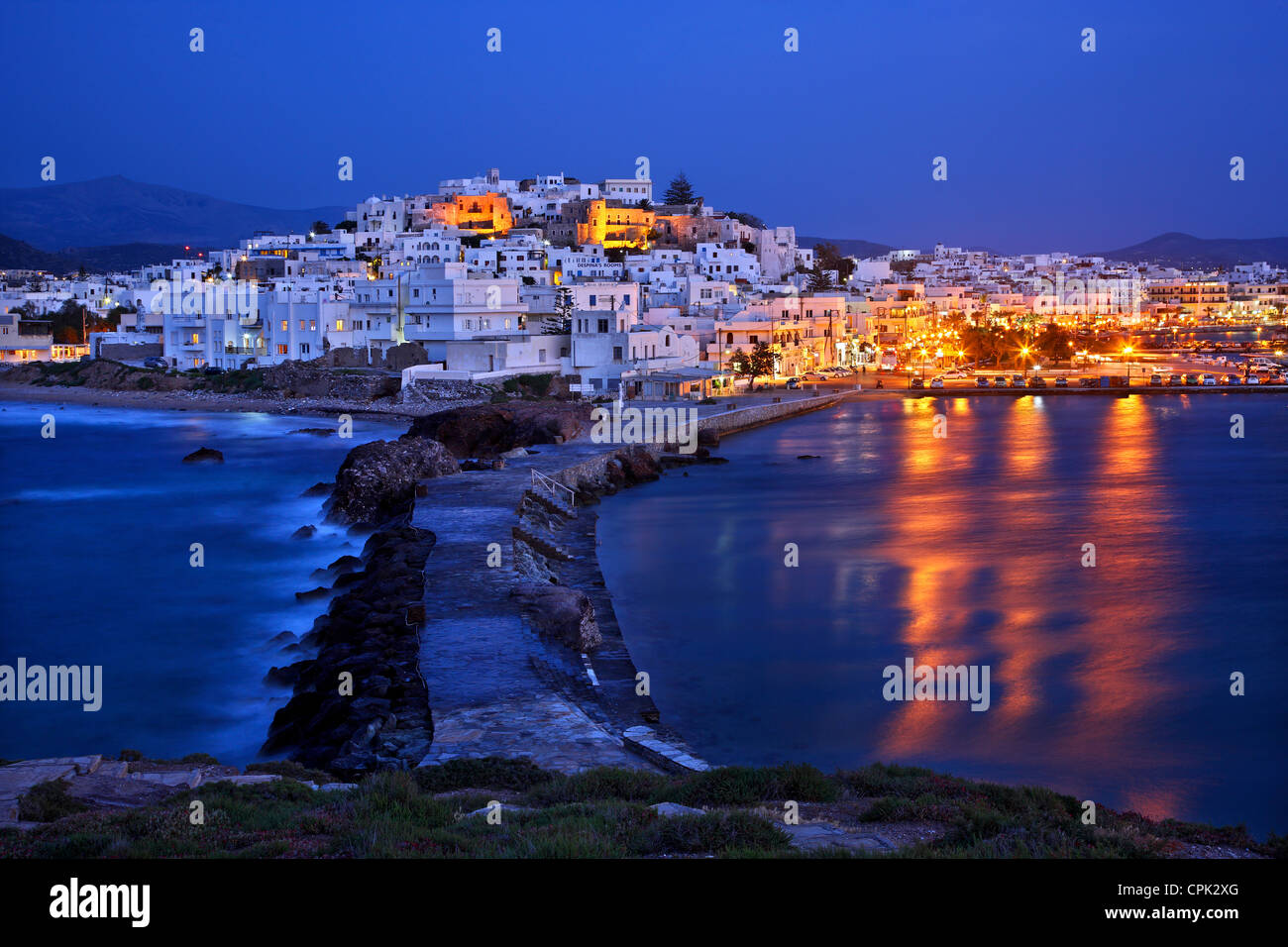 La Chora ("capitale" dell'isola di Naxos con il castello di Sanoudos sulla parte superiore, come si vede dal 'Portara', Cicladi Grecia Foto Stock