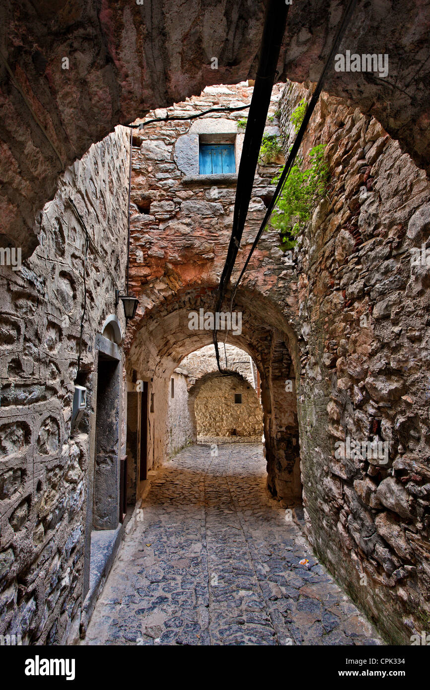 Bella vicolo del borgo medievale di Mesta, una delle più belle 'mastichochoria' ('mastic villaggi"), Chios, Grecia. Foto Stock