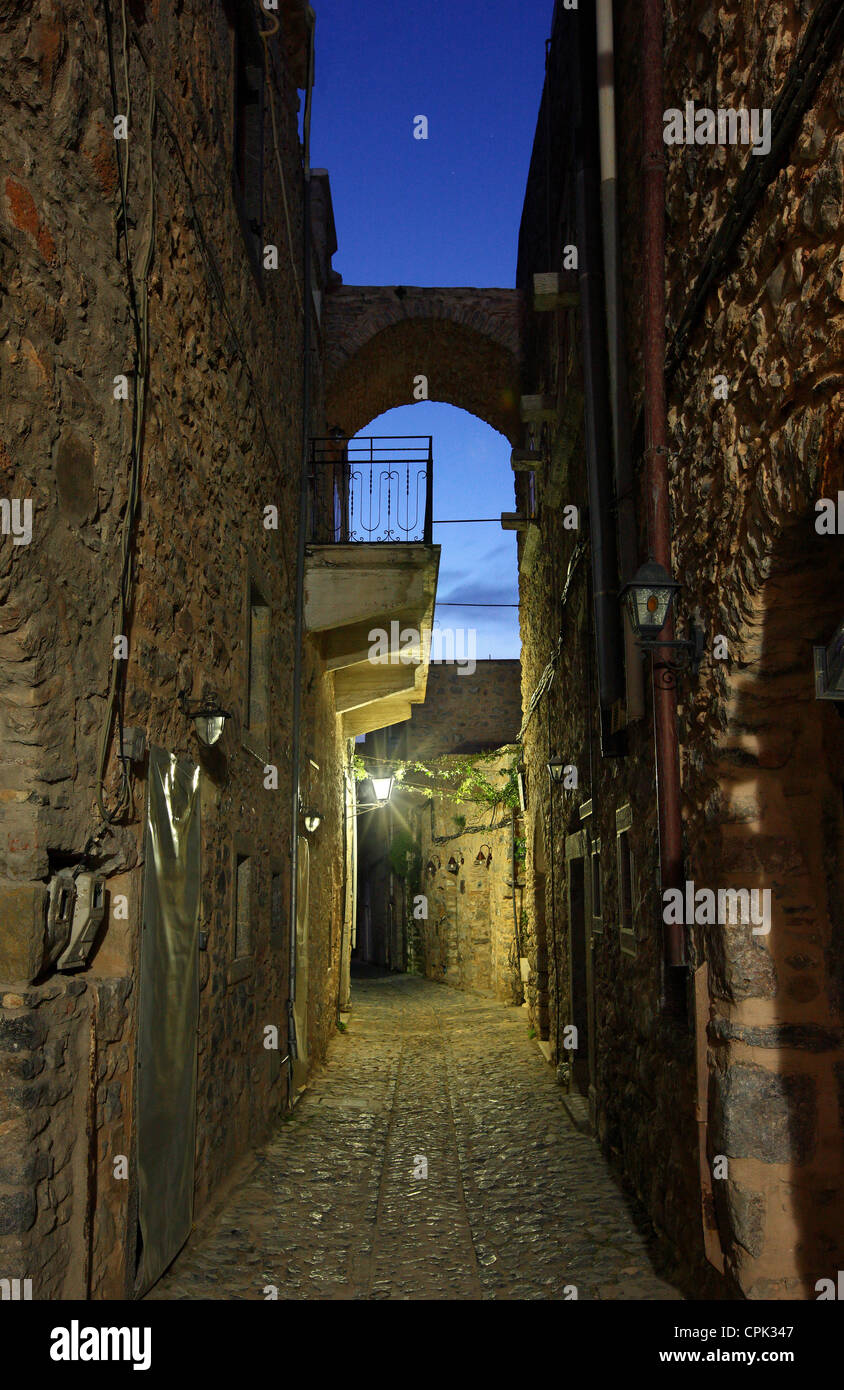 Bella vicolo del borgo medievale di Mesta, una delle più belle 'mastichochoria' ('mastic villaggi"), Chios, Grecia. Foto Stock