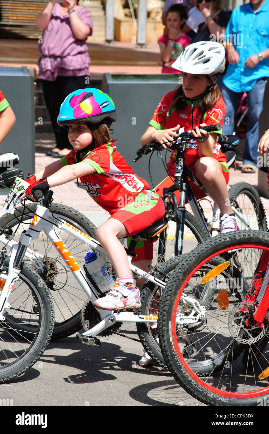 I bambini della scuola di ciclismo concorrenza, Plaça d'Espanya, Ferreries, Menorca, isole Baleari, Spagna Foto Stock