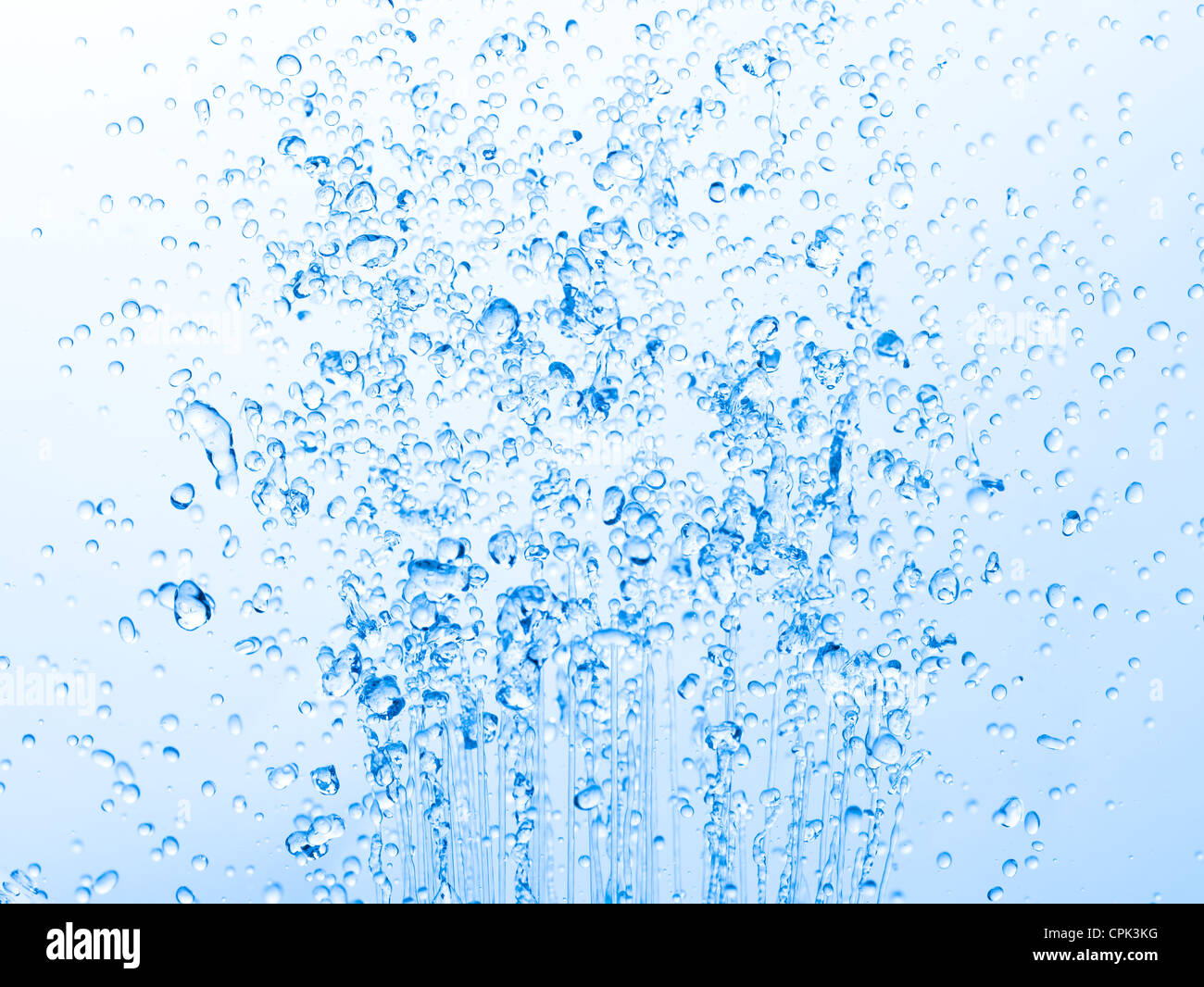 In funzione del flusso di acqua, sfondo blu Foto Stock