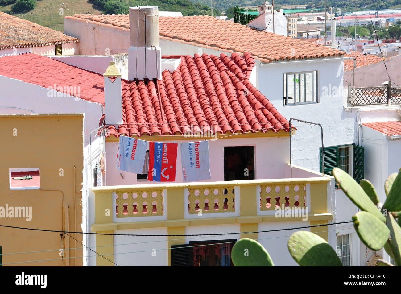 Appartamento con Thomson Holiday asciugamani su stendibiancheria, Ferreries, Menorca, isole Baleari, Spagna Foto Stock