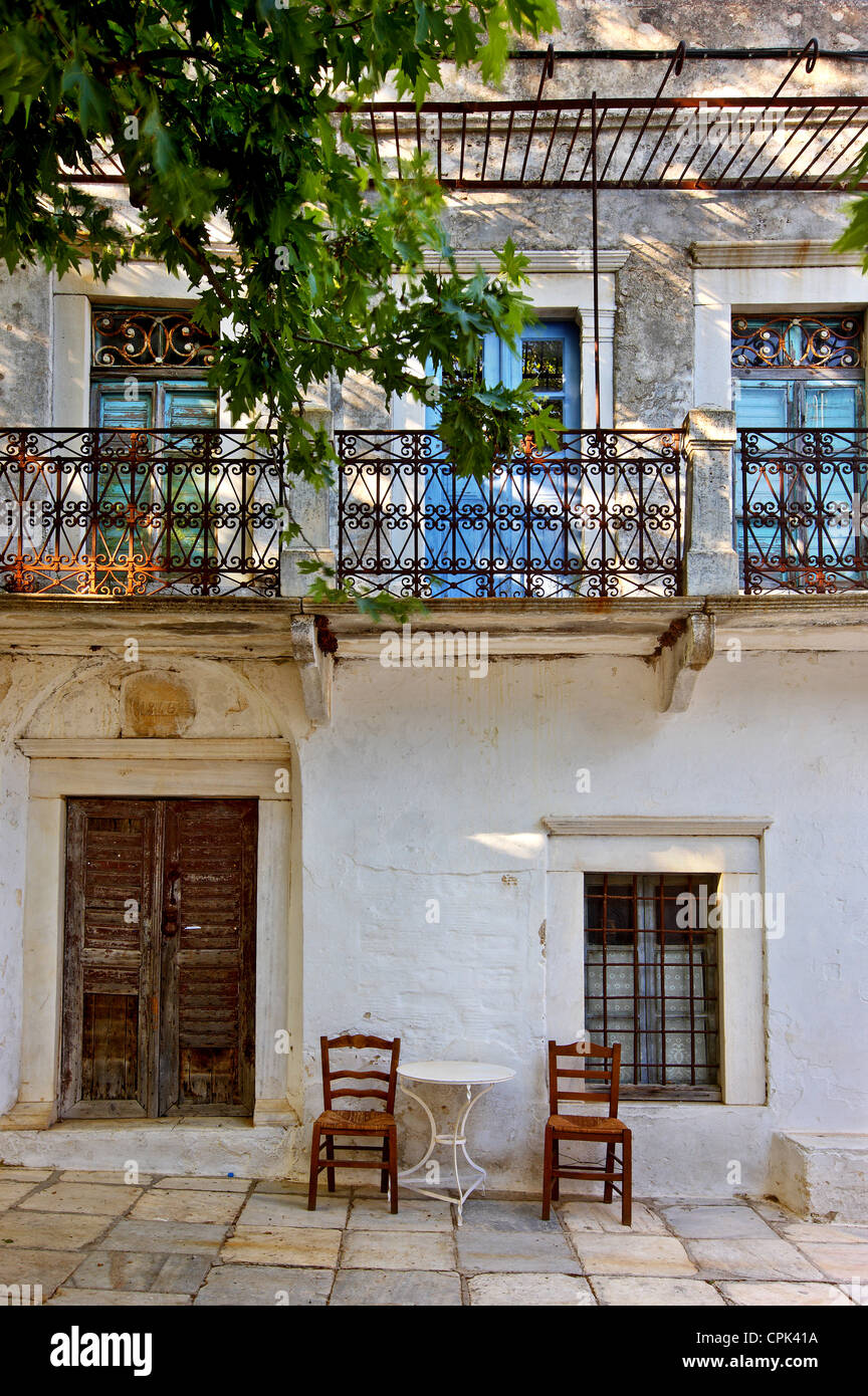 Il pittoresco "angolo" nel bellissimo villaggio Apiranthos, uno dei più belli villaggi di montagna di Naxos Island, Grecia Foto Stock
