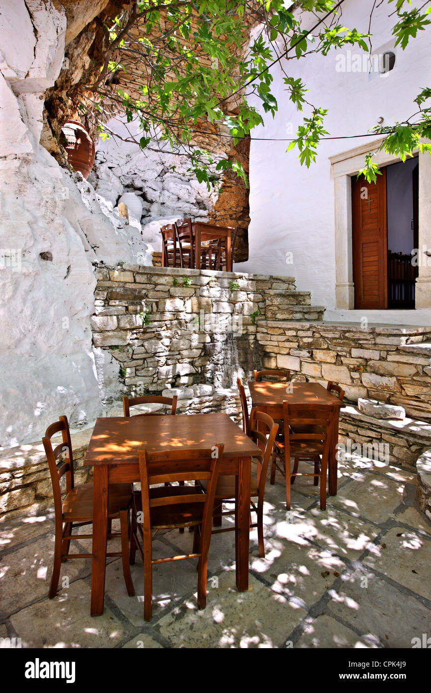Il pittoresco "angolo" nel bellissimo villaggio Apiranthos, uno dei più belli villaggi di montagna di Naxos Island, Grecia Foto Stock