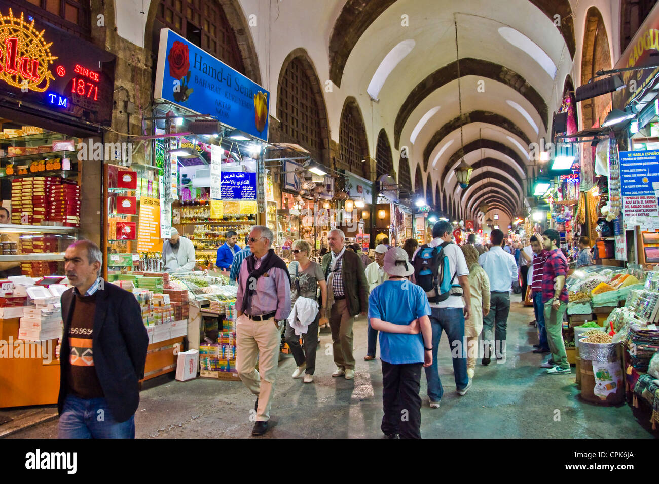 Negozi e visitatori presso il Bazar delle Spezie di Istanbul - Turchia Foto Stock