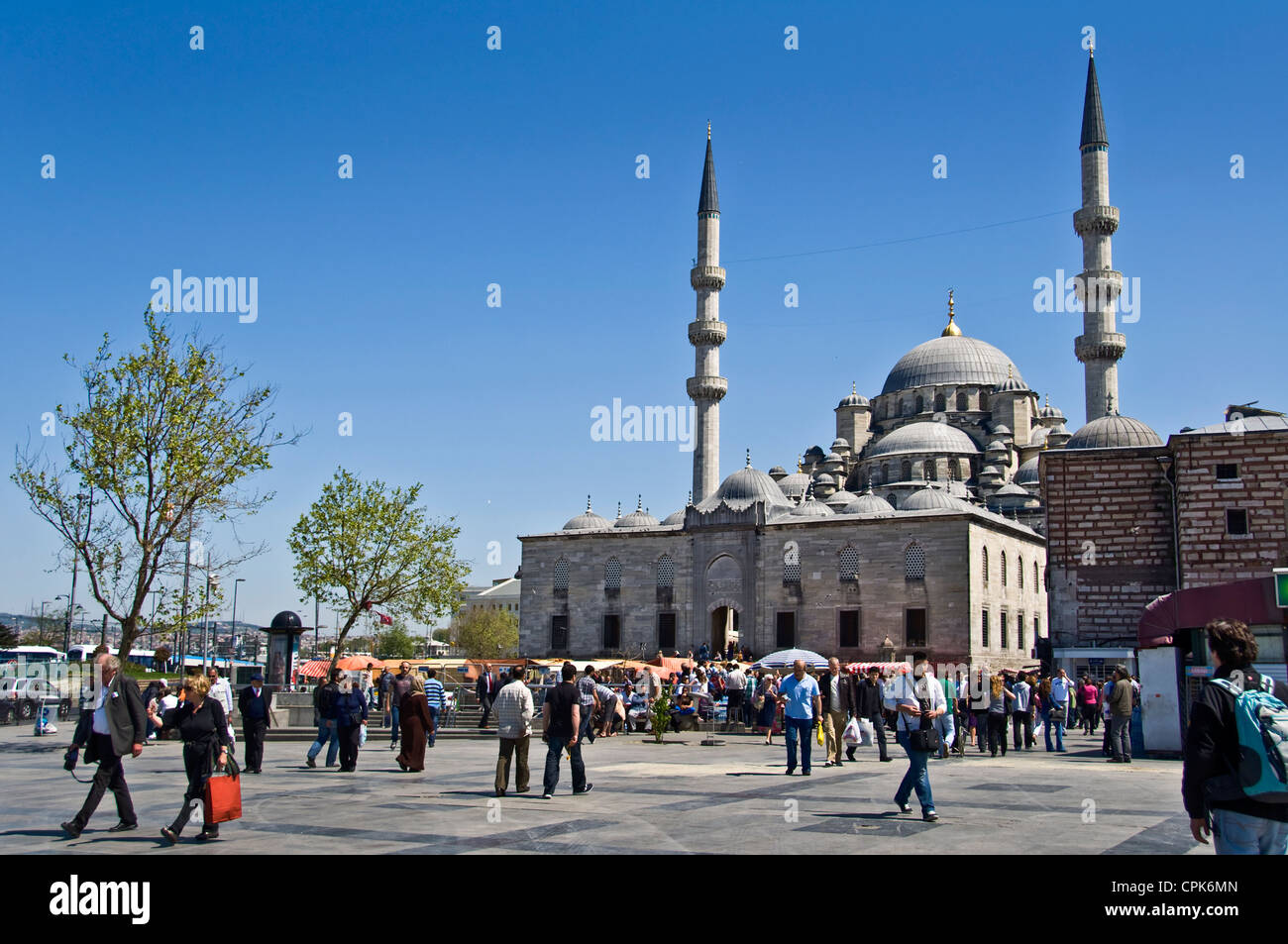 Le persone nel mercato di strada vicino alla nuova moschea - Istanbul, Turchia Foto Stock