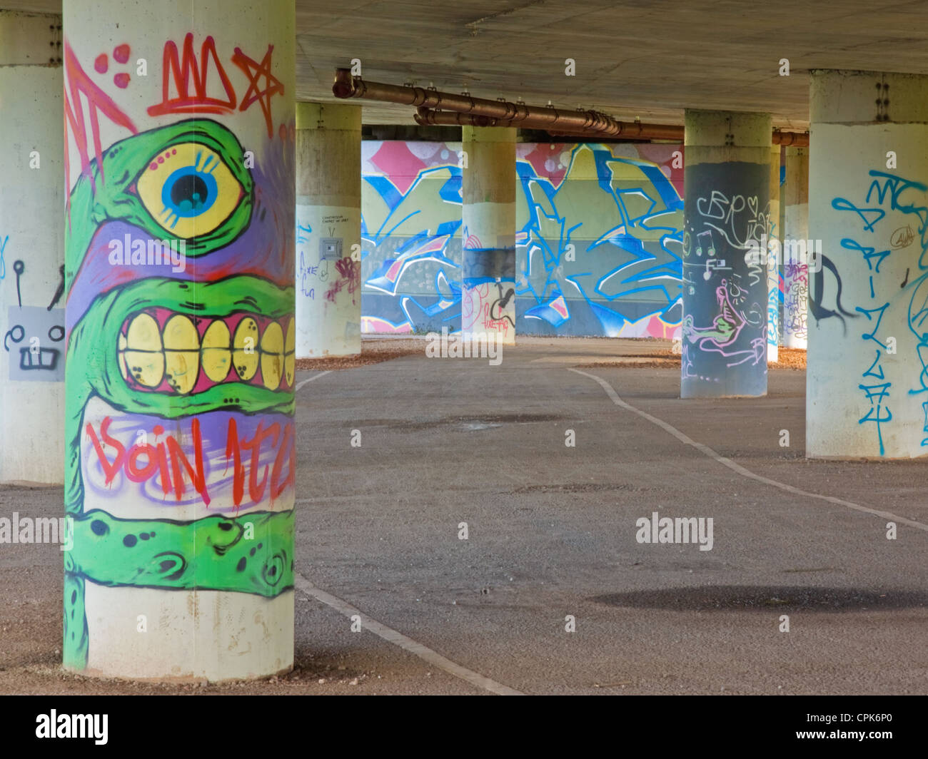 Graffiti sulle colonne di cemento di una città interna sottopassaggio nel centro di Bristol REGNO UNITO Foto Stock