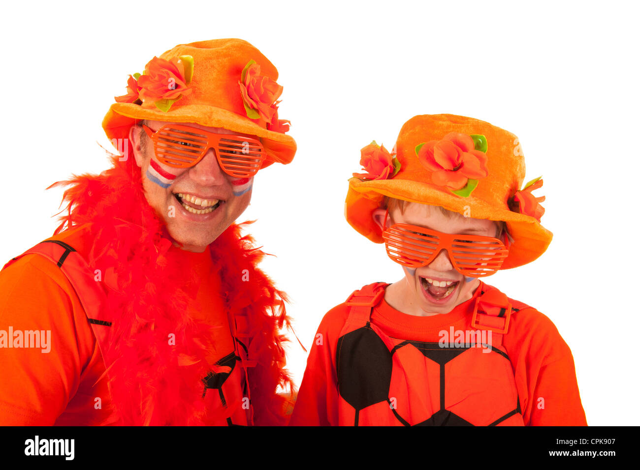 Padre e figlio come arancia olandesi appassionati di calcio Foto Stock