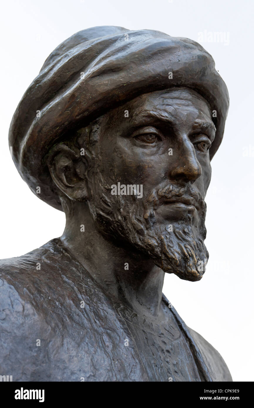 Mosè ben Maimon statua nel vecchio quartiere ebraico a Cordoba Spagna Foto Stock