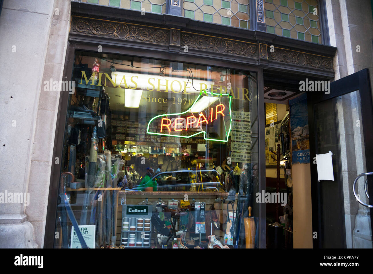 Esterno del Minas shoe repair shop in Wall street New York City Manhattan finestra anteriore Foto Stock