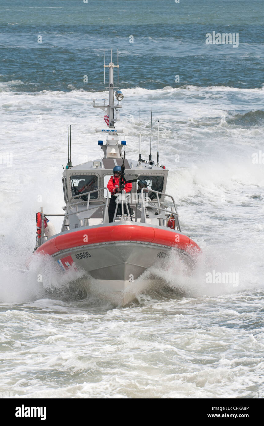 US Coast Guard patrol pattuglia protezione esercizio vaso recipiente in barca in corso NY New York STATI UNITI D'AMERICA Foto Stock