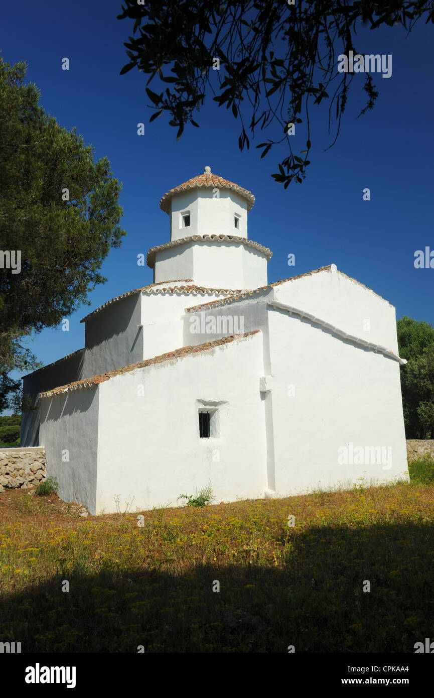 Sant Llorenc de Binixems chiesa, Menorca, Spagna con profondo cielo blu Foto Stock