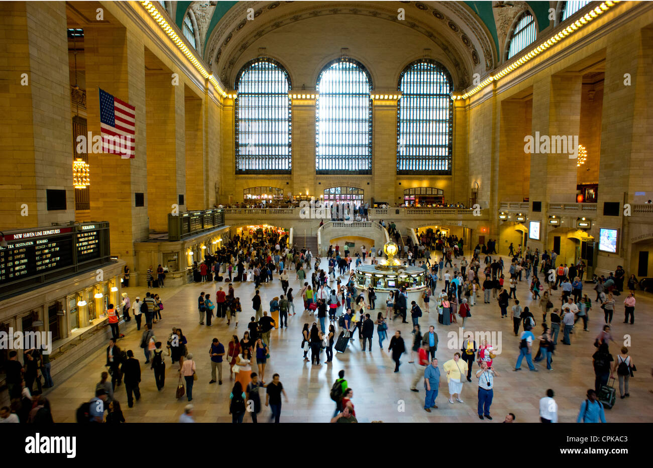 Pendolari acquistando i biglietti e la voce per i loro treni in Grand Central Station in New York City Foto Stock