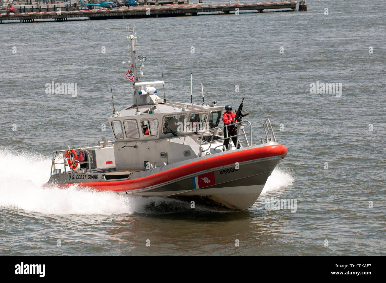 US Coast Guard patrol pattuglia protezione esercizio vaso recipiente in barca in corso NY New York STATI UNITI D'AMERICA Foto Stock