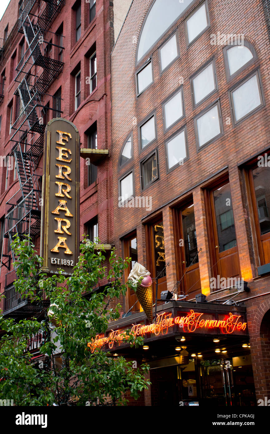 Ferrara bar caffetteria e pasticceria su Grand Street in Little Italy, New York City Foto Stock