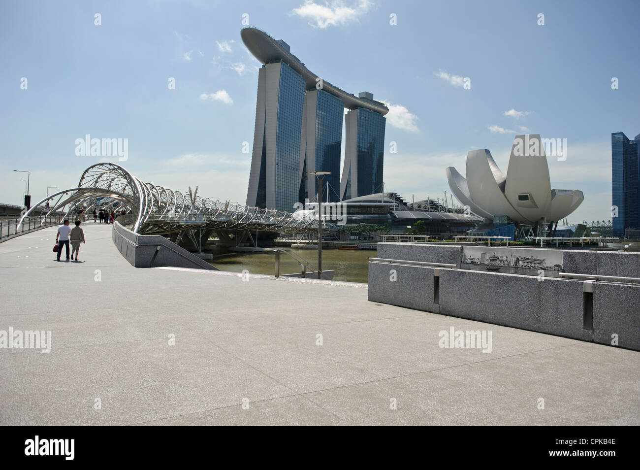 Helix bridge, Marina Sands Hotel e Artscience Museum di Singapore. Foto Stock