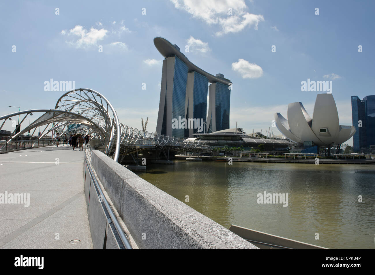 Helix bridge, Marina Sands Hotel e Artscience Museum di Singapore. Foto Stock