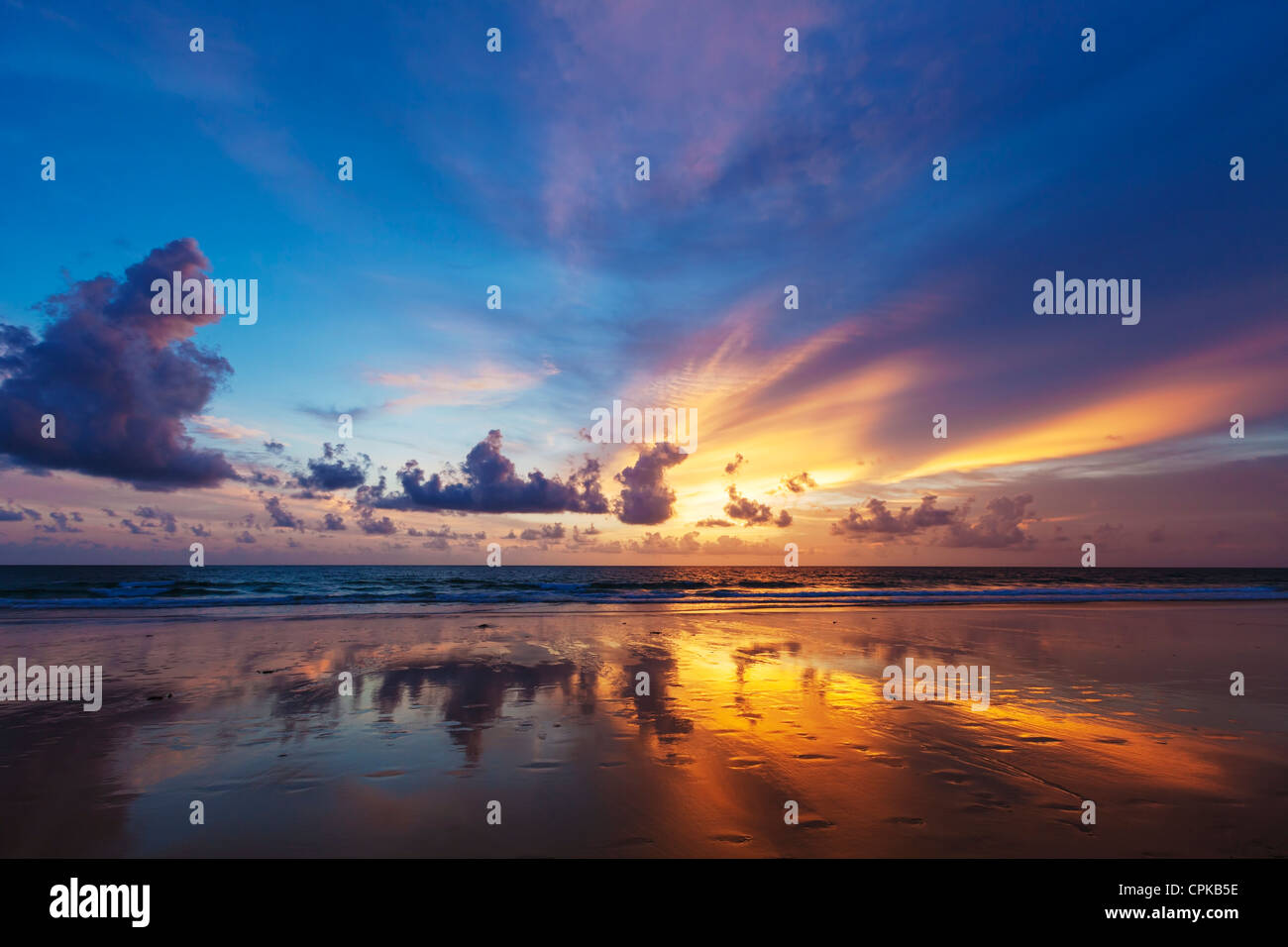 Spettacolare tramonto sulla spiaggia tropicale. HDR elaborato. Foto Stock