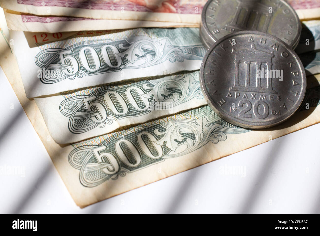 Monete e banconote della dracma greca – l’ex valuta ufficiale della Grecia prima dell’adozione dell’euro Foto Stock