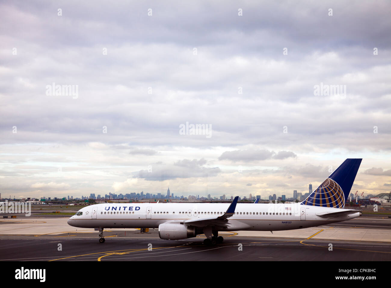 United Airlines piano su asfalto con lo skyline di Manhattan sullo sfondo la città di New York Newark Airport, United Airlines, United Airlines piano, regno Foto Stock