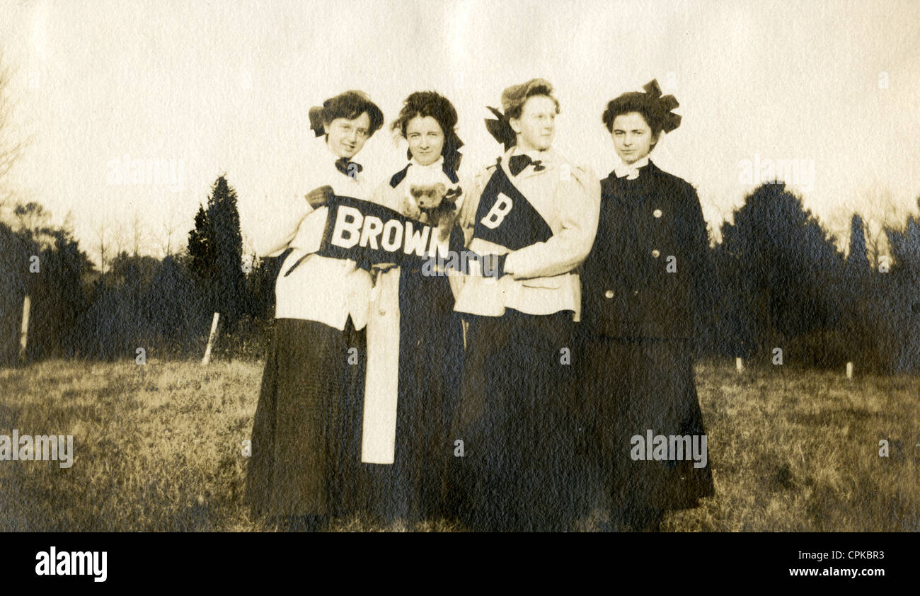 1907 fotografia, donne tifare per la Brown University squadra di hockey contro di Dartmouth. Foto Stock