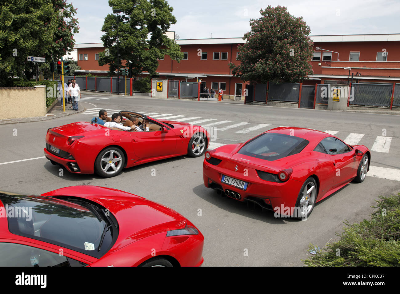 Rosso Ferrari 458 Automobili & CANCELLI DI FABBRICA MARANELLO ITALIA 08 Maggio 2012 Foto Stock