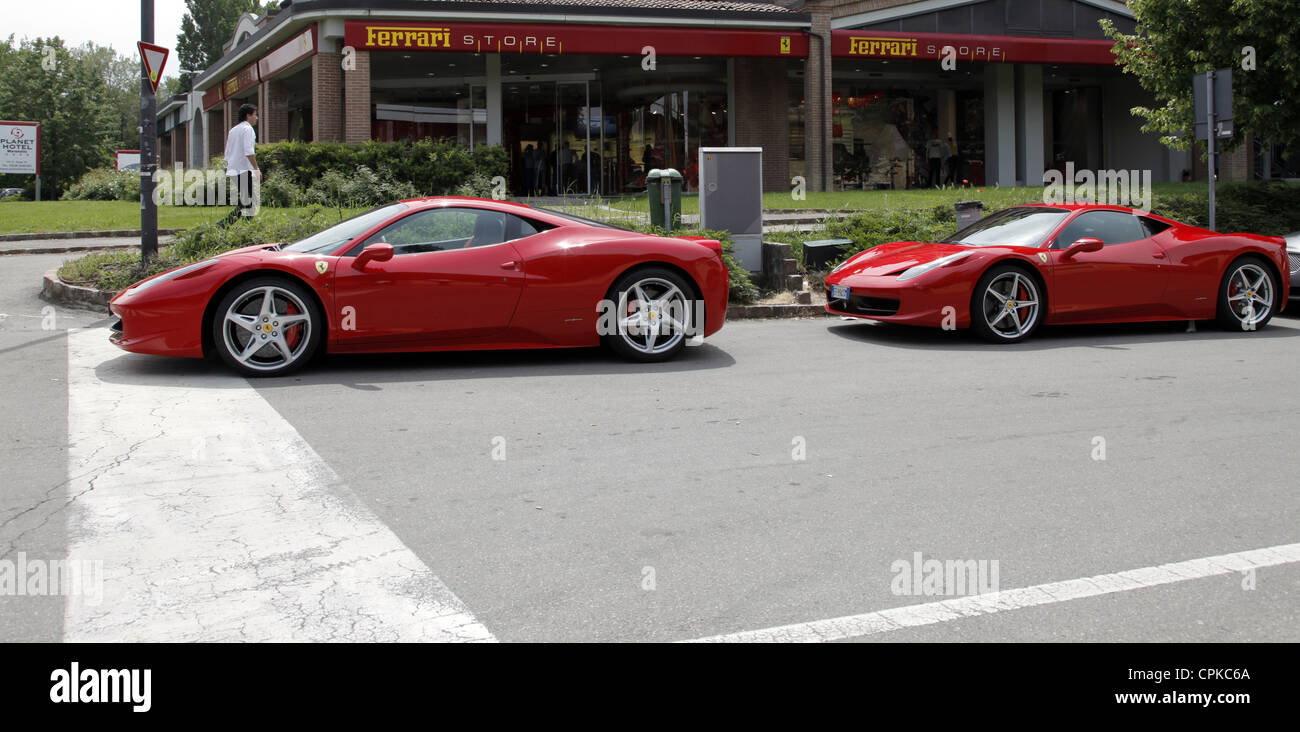 Rosso Ferrari 458 auto & STORE MARANELLO ITALIA 08 Maggio 2012 Foto Stock