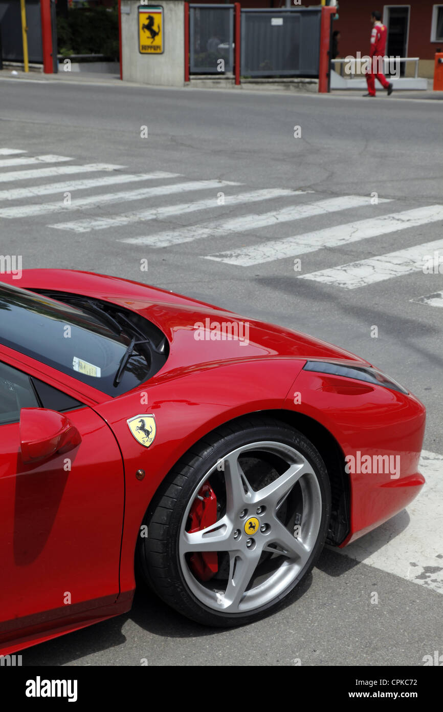 Rosso Ferrari 458 auto e cancelli di fabbrica MARANELLO ITALIA 08 Maggio 2012 Foto Stock