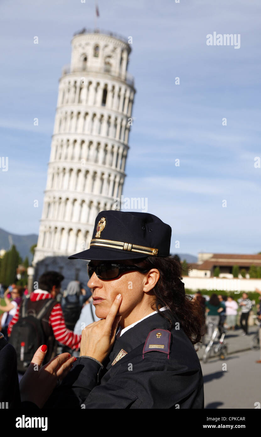 La polizia donna & Torre pendente di pisa toscana italia 09 Maggio 2012 Foto Stock