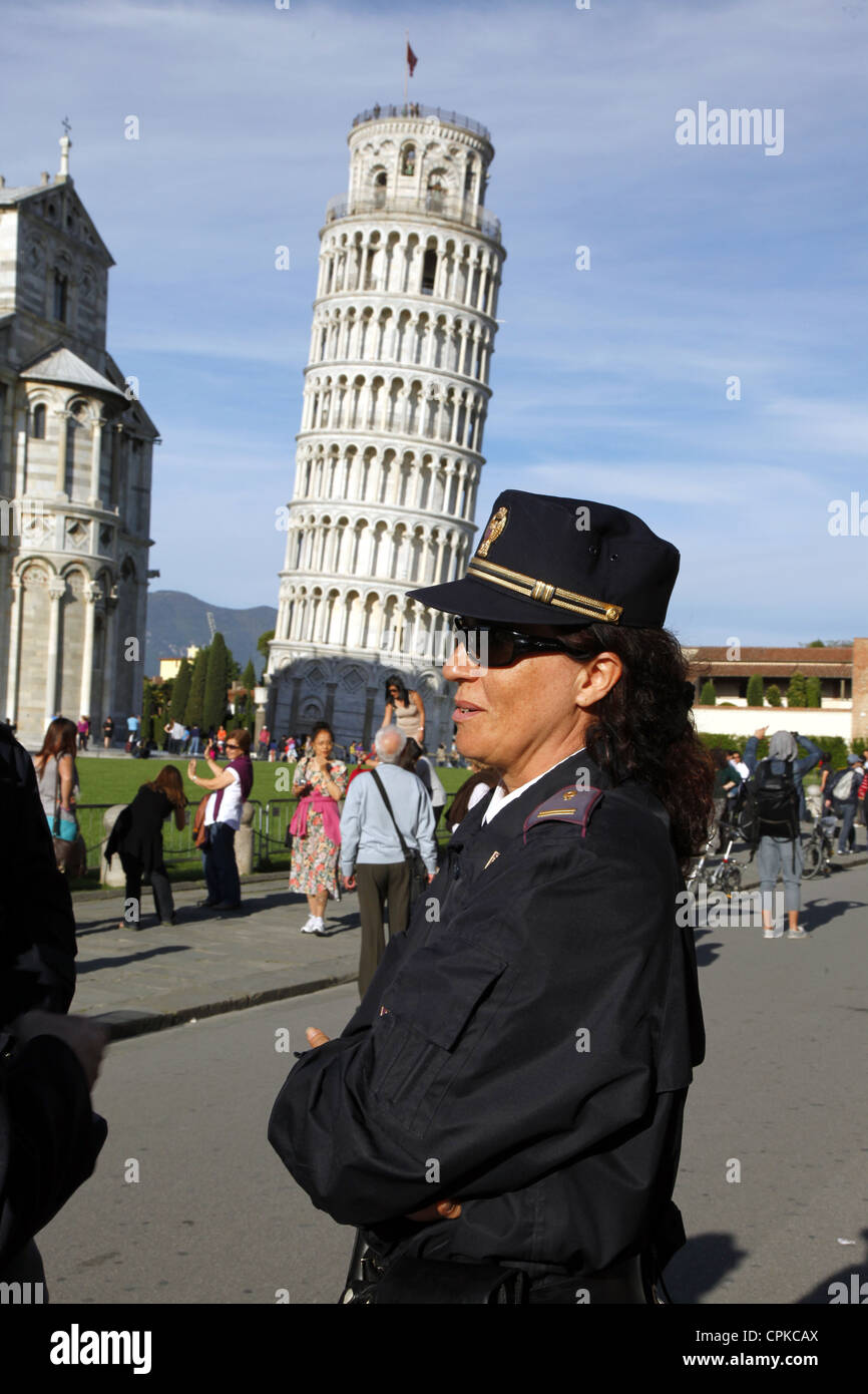 La polizia donna & Torre pendente di pisa toscana italia 09 Maggio 2012 Foto Stock
