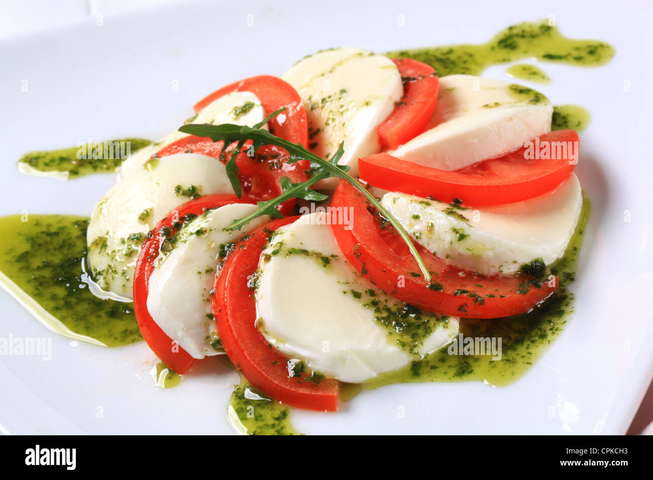 Insalata caprese con pesto immagini e fotografie stock ad alta
