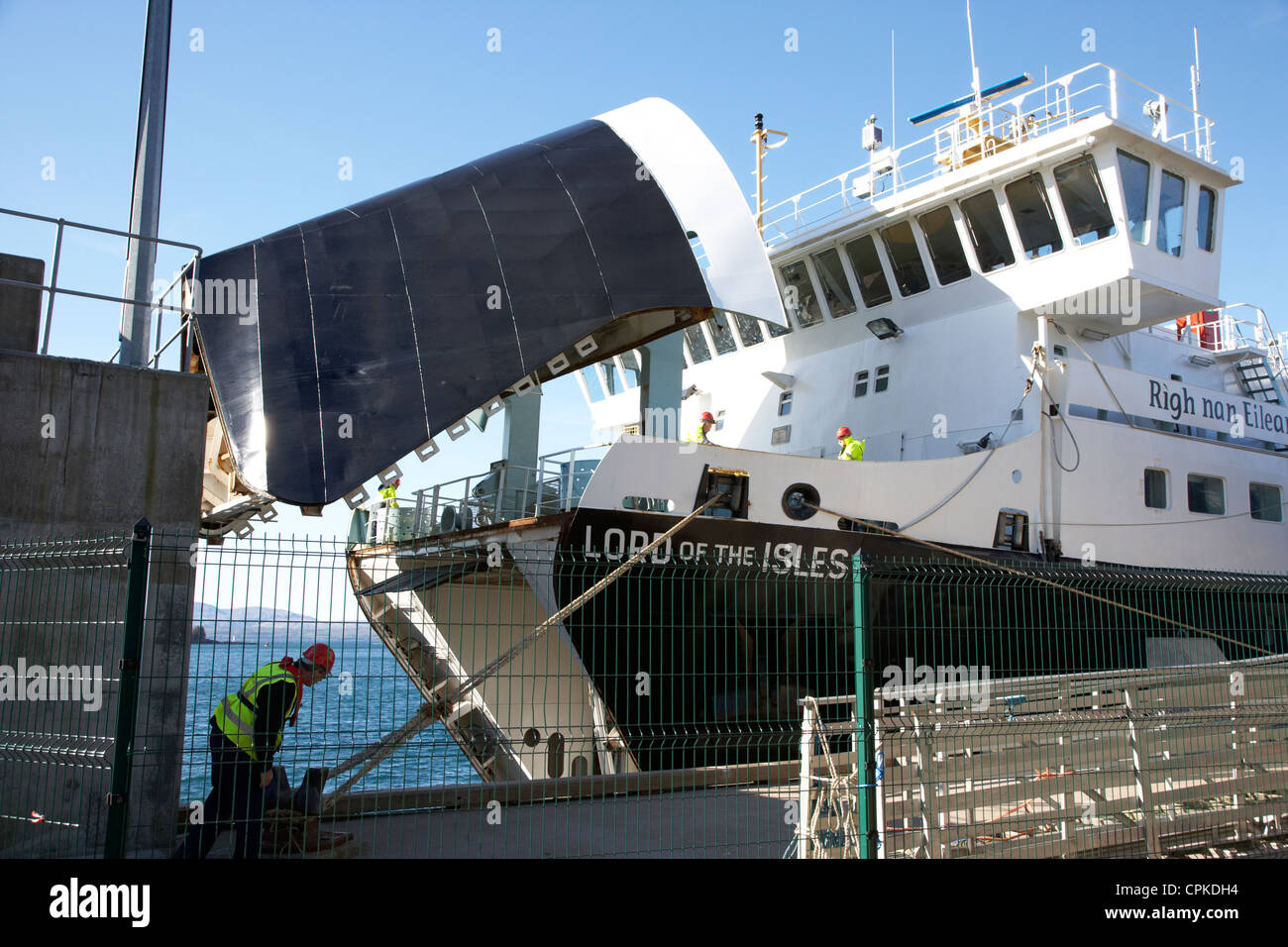 Prua porta aperta sul calmac caledonian macbrayne mv signore delle isole traghetto a terminale di Oban Scozia Scotland Foto Stock