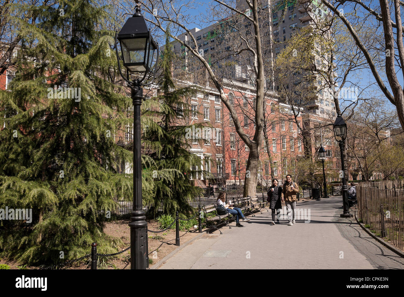 I frequentatori del Parco godendo la primavera, Washington Square Park, New York Foto Stock