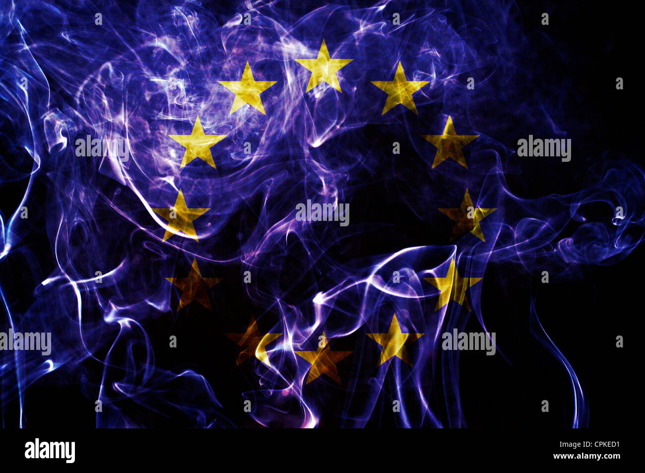 Euro bandiera sovrapposizione sulla tecnica di fumo. Foto Stock